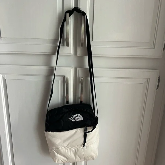 North Face - cross body puffer bag - black & white. So so cute!!! 🤍🖤 - Picture 3 of 3